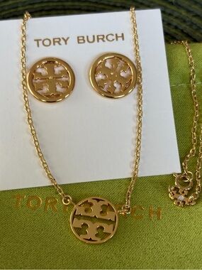 Tory Burch MILLER Pendant Necklace and Stud Earrings Set